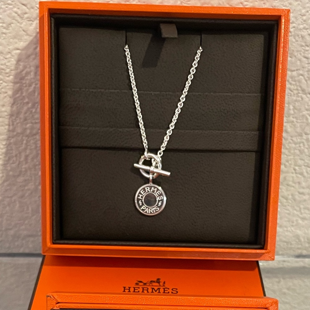 100% authentic Hermes sterling silver pendant necklace (Necklace only)